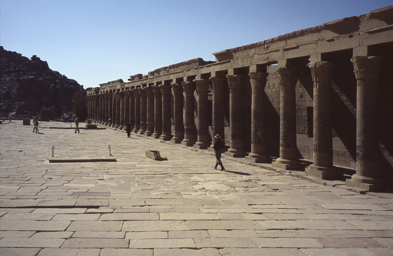 egyp07_32 philae enfilade de colonnes.jpg - Assouan  temple de Philae enfilade de colonnes Provia 100 F